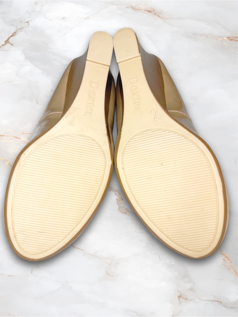 Dexter Neutral Beige Patent Stacked Wedge Pumps Classic Comfort Heel Sz 7 - Picture 6 of 11